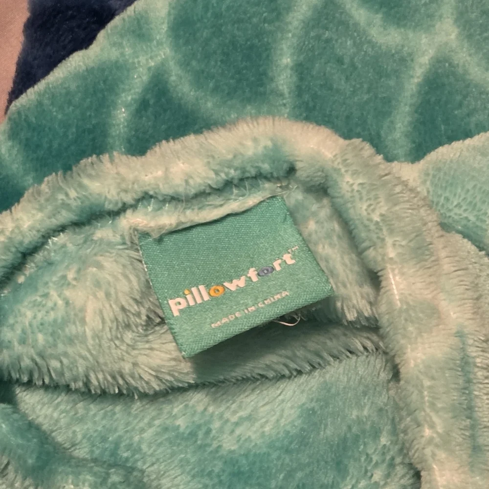 Pillowfort Blue Ombre Mermaid Tail Blanket